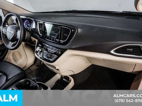 Used 2023 Chrysler Pacifica Touring-L FWD image 22