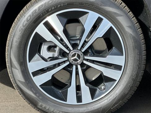 New 2025 Mercedes-Benz GLB 250 4MATIC image 30