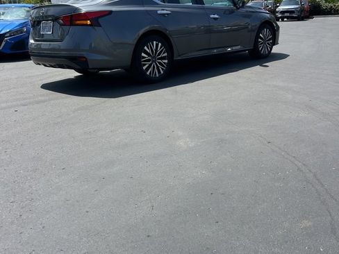 Used 2025 Nissan Altima 2.5 SV FWD image 6