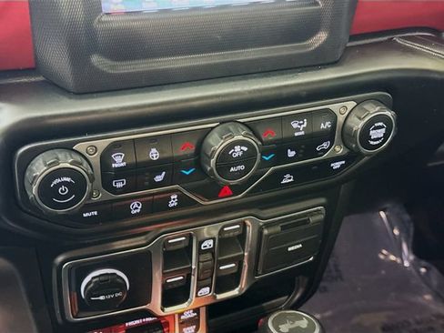 Used 2021 Jeep Wrangler Unlimited Rubicon w/ Cold Weather Group AWD/4WD image 15