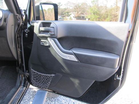 Used 2016 Jeep Wrangler Unlimited Rubicon w/ Connectivity Group image 51