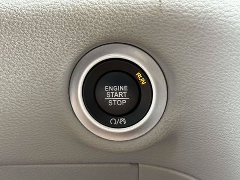 Used 2023 Chrysler Pacifica Limited FWD image 21