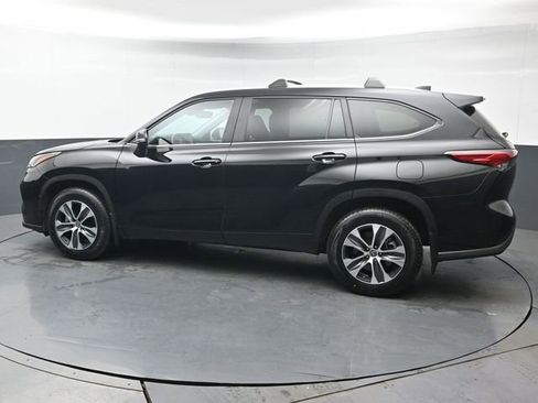 Used 2023 Toyota Highlander XLE AWD/4WD image 4