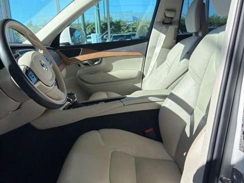 Used 2022 Volvo XC90 T5 Momentum image 6