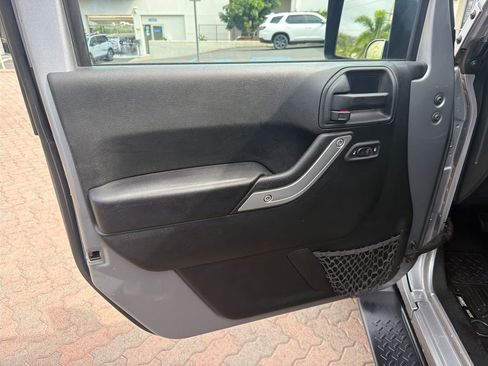 Used 2018 Jeep Wrangler Unlimited Sahara AWD/4WD image 8