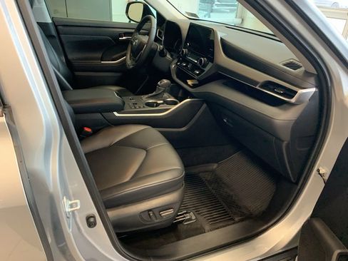 Used 2023 Toyota Highlander XLE AWD/4WD image 19