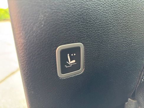 Used 2025 Chrysler Pacifica Limited FWD image 27