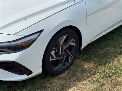 Used 2025 Hyundai Elantra Limited FWD image 4