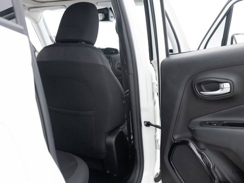Used 2018 Jeep Renegade Altitude w/ UConnect 8.4 Nav Group AWD/4WD image 30