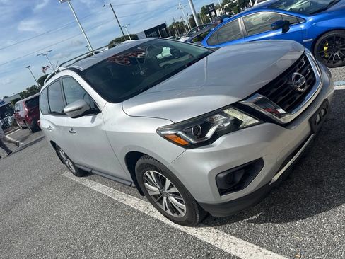 Used 2020 Nissan Pathfinder S FWD image 2