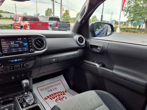 Used 2022 Toyota Tacoma TRD Off-Road AWD/4WD image 10