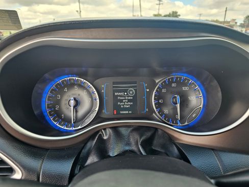 Used 2017 Chrysler Pacifica Touring-L image 15