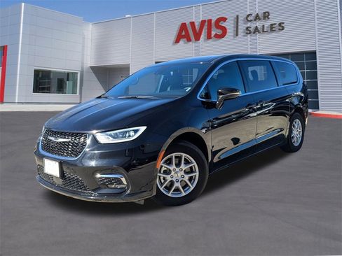 Used 2025 Chrysler Pacifica Select image 1