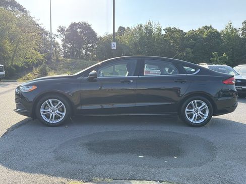 Used 2018 Ford Fusion SE w/ Fusion SE Technology Package FWD image 2