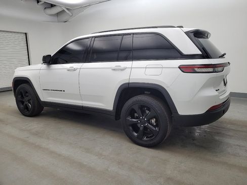 Used 2023 Jeep Grand Cherokee Altitude AWD/4WD image 3