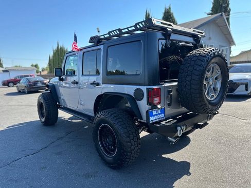 Used 2015 Jeep Wrangler Unlimited Rubicon w/ Connectivity Group AWD/4WD image 4