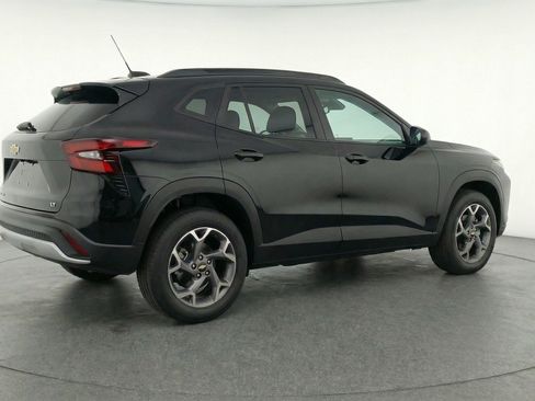 Used 2025 Chevrolet Trax LT w/ LT Convenience Package FWD image 9