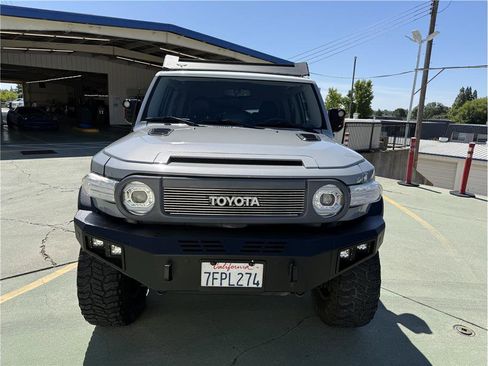 Used 2014 Toyota FJ Cruiser 4WD w/ Convenience Package image 3