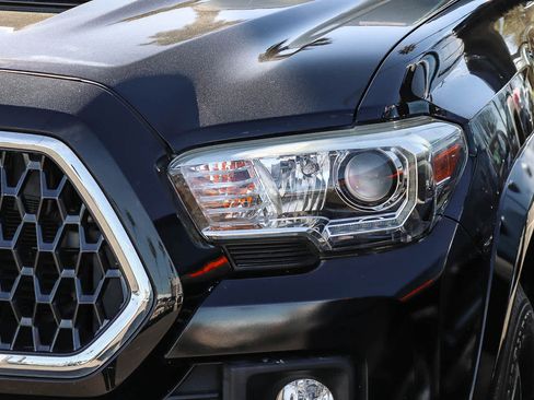 Used 2018 Toyota Tacoma TRD Sport w/ Technology Package image 2