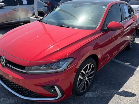 Used 2025 Volkswagen Jetta SE FWD image 4