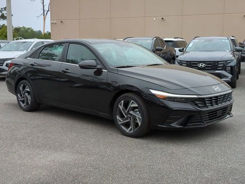 New 2026 Hyundai Elantra Limited FWD image 3