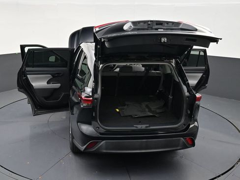 Used 2022 Toyota Highlander L FWD image 33