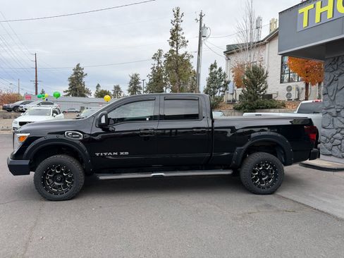Used 2018 Nissan Titan SV w/ SV Convenience Package image 3