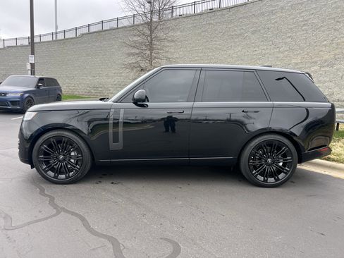 Used 2025 Land Rover Range Rover SE image 4