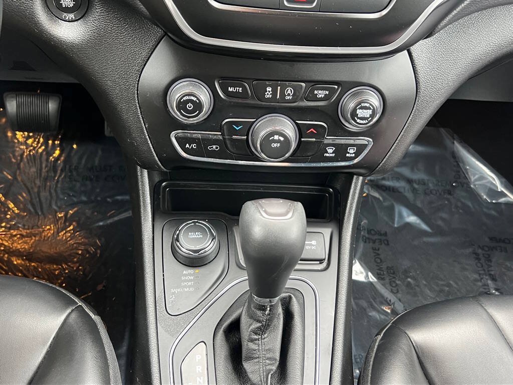 Used 2019 Jeep Cherokee Latitude Plus AWD/4WD image 14
