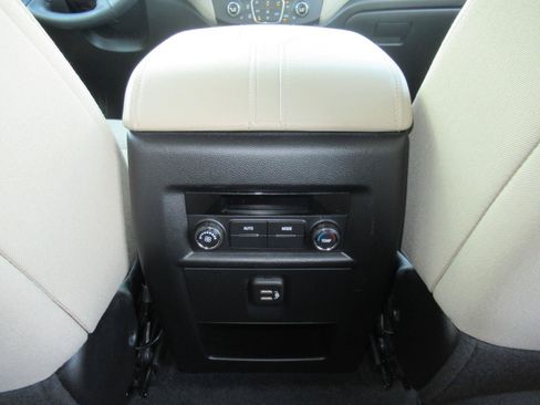 Used 2023 Chevrolet Traverse LT FWD image 35