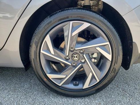 New 2025 Hyundai Elantra SEL image 12