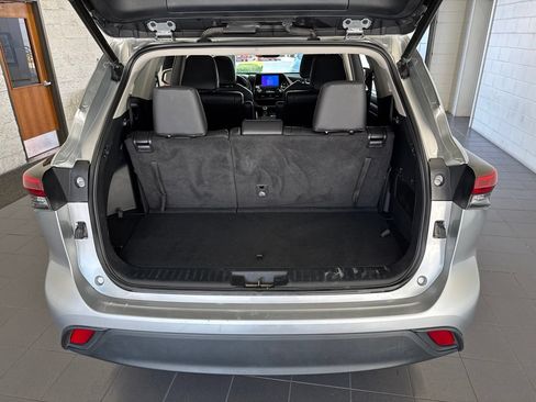 Used 2023 Toyota Highlander XLE AWD/4WD image 10
