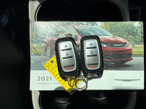 Used 2021 Chrysler Voyager LX FWD image 24