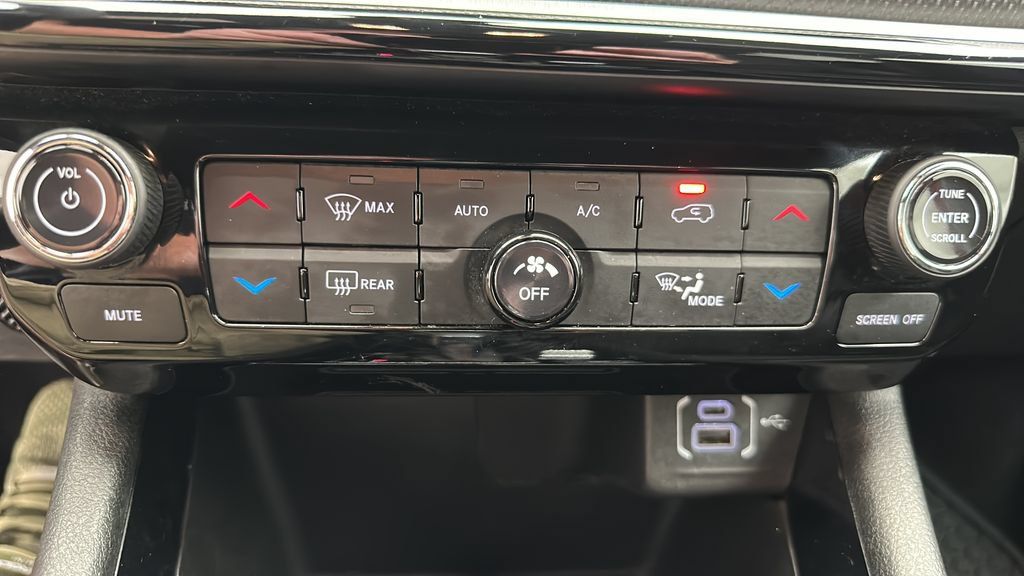 Used 2025 Jeep Compass Trailhawk AWD/4WD image 21