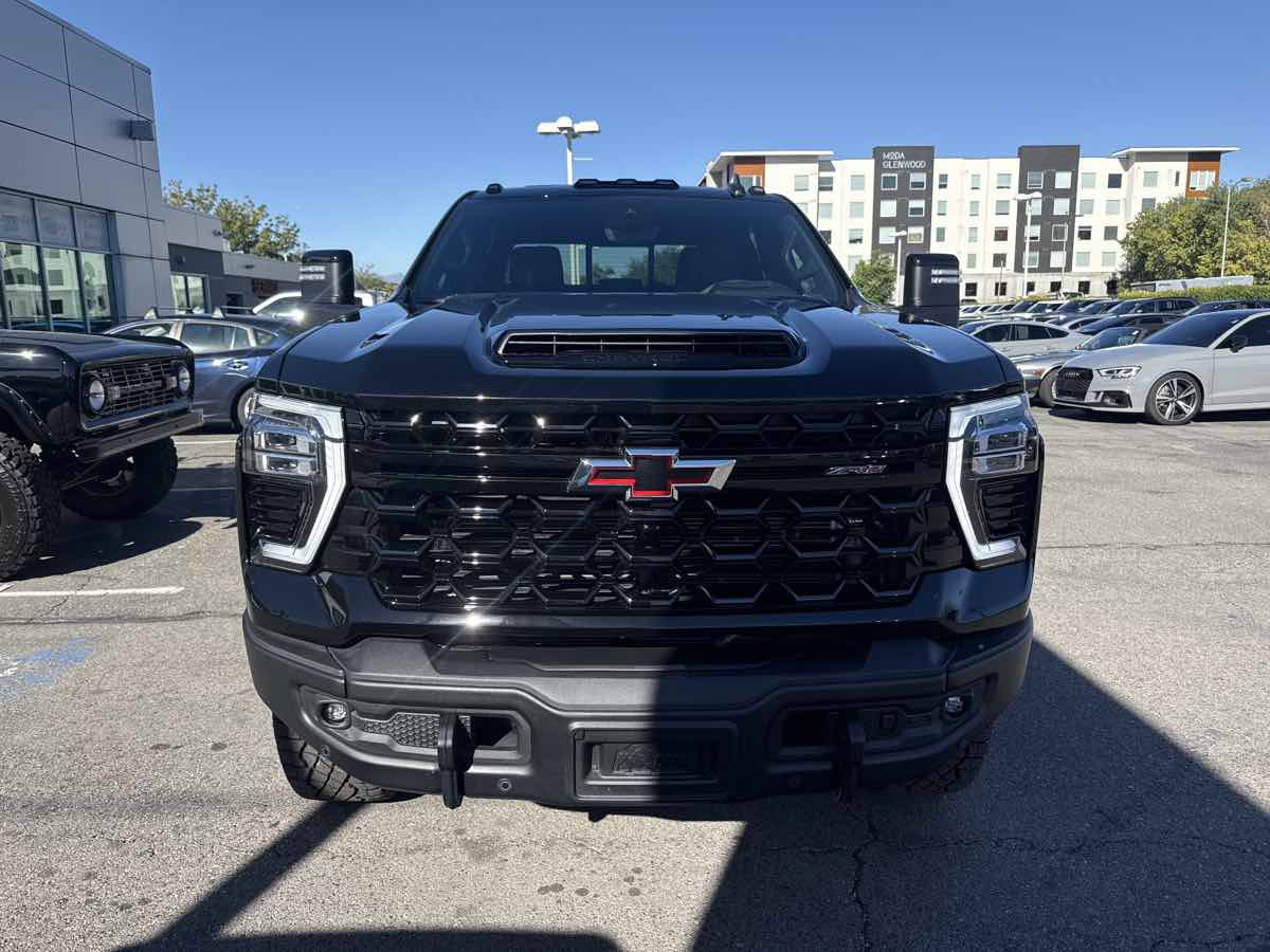 Used 2025 Chevrolet Silverado 2500 ZR2 w/ ZR2 Bison Edition AWD/4WD image 3