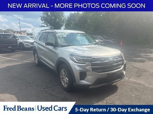 Used 2025 Ford Explorer Active AWD/4WD image 3