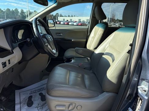 Used 2017 Toyota Sienna XLE image 13