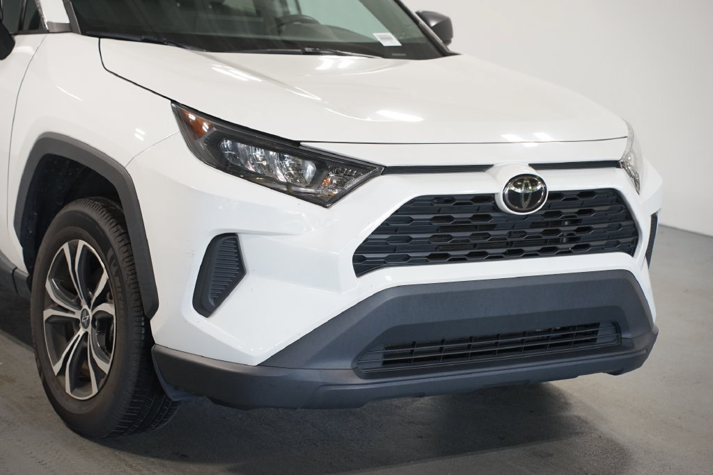 Used 2019 Toyota RAV4 LE FWD image 4