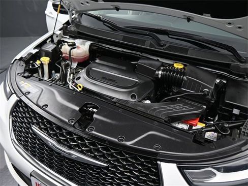 Used 2024 Chrysler Pacifica Touring-L image 10