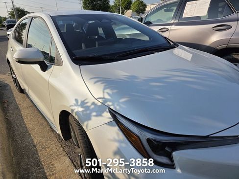 Used 2025 Toyota Corolla SE FWD image 3