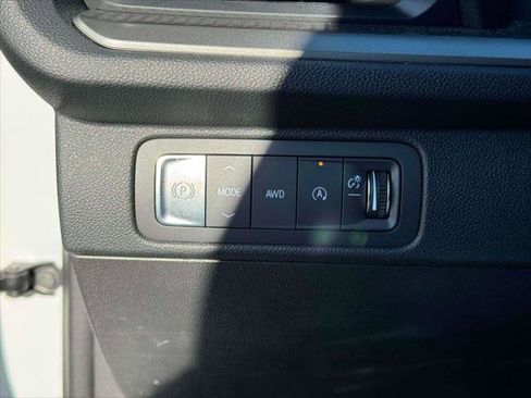 Used 2025 Chevrolet Traverse LT image 18