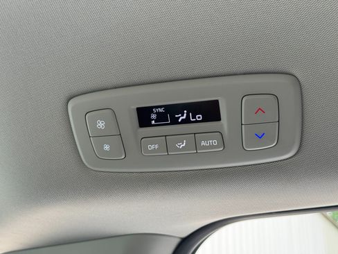 Used 2025 Kia Carnival FWD image 37