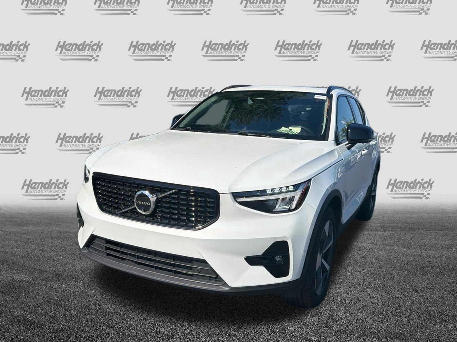 Certified 2025 Volvo XC40 B5 Plus AWD/4WD image 6
