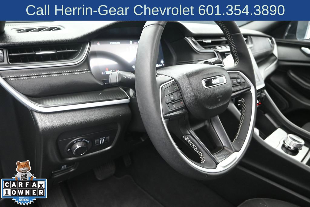 Used 2025 Jeep Grand Cherokee Laredo X w/ Luxury Tech Group I RWD image 12
