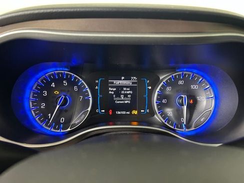Used 2017 Chrysler Pacifica Touring-L FWD image 18