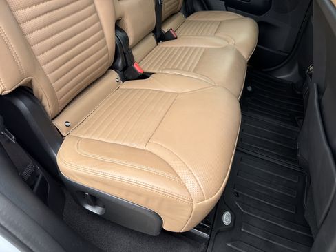 Used 2023 Land Rover Discovery Metropolitan Edition AWD/4WD image 51