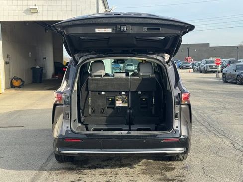 Used 2021 Toyota Sienna Limited image 35