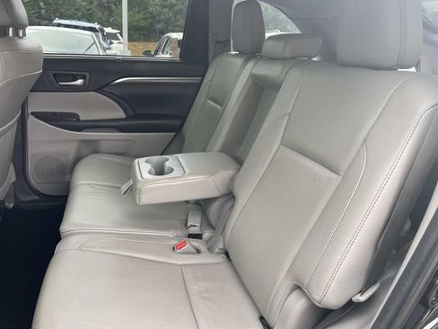 Used 2018 Toyota Highlander Limited FWD image 16