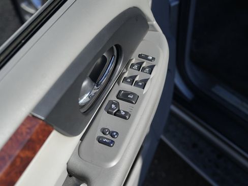 Used 2009 GMC Envoy Denali w/ Sun And 6-Disc Cd Package image 26