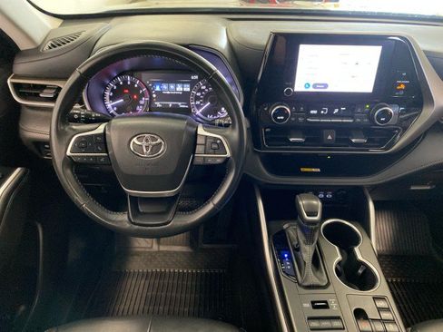 Used 2023 Toyota Highlander XLE AWD/4WD image 13